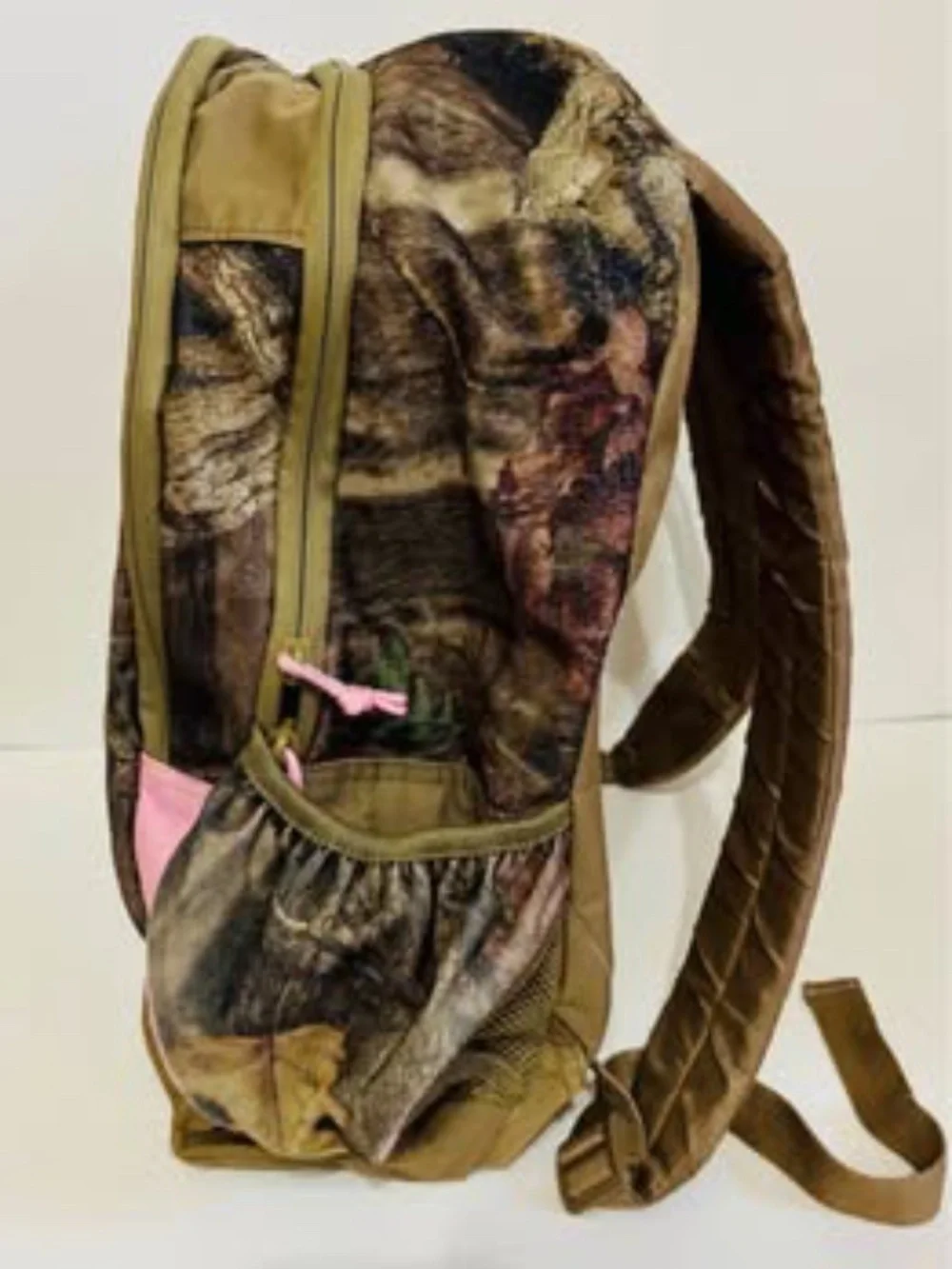Women’s Realtree Fieldline Pro Series Backpack Camouflage With Light Pink Trim.